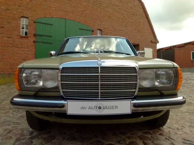 Mercedes-Benz простоял 30 лет в гараже