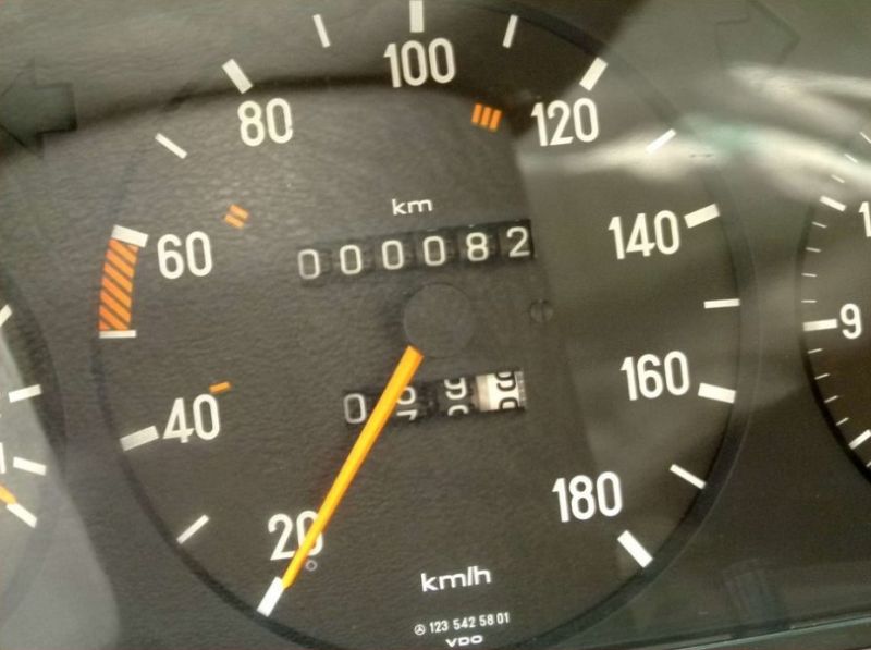 Mercedes-Benz простоял 30 лет в гараже