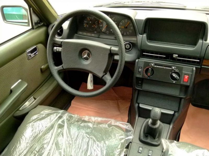 Mercedes-Benz простоял 30 лет в гараже