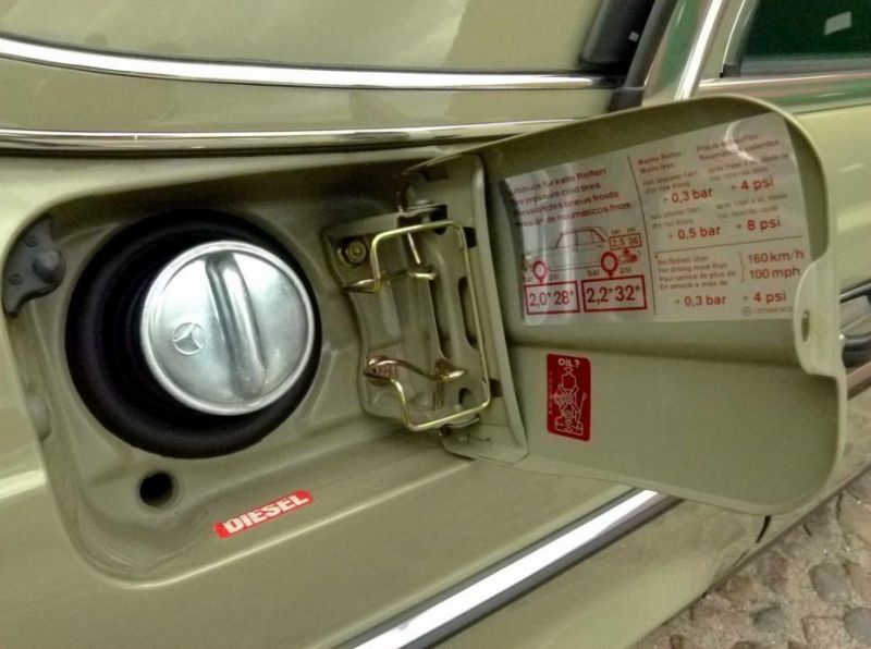 Mercedes-Benz простоял 30 лет в гараже