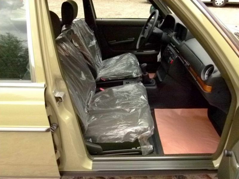 Mercedes-Benz простоял 30 лет в гараже