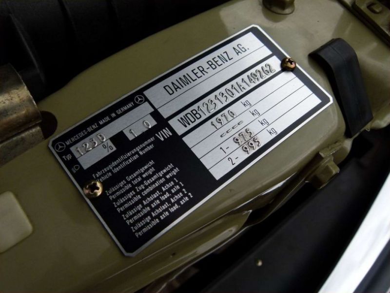 Mercedes-Benz простоял 30 лет в гараже