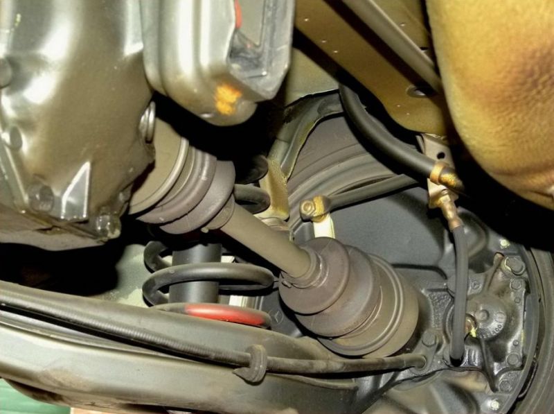 Mercedes-Benz простоял 30 лет в гараже