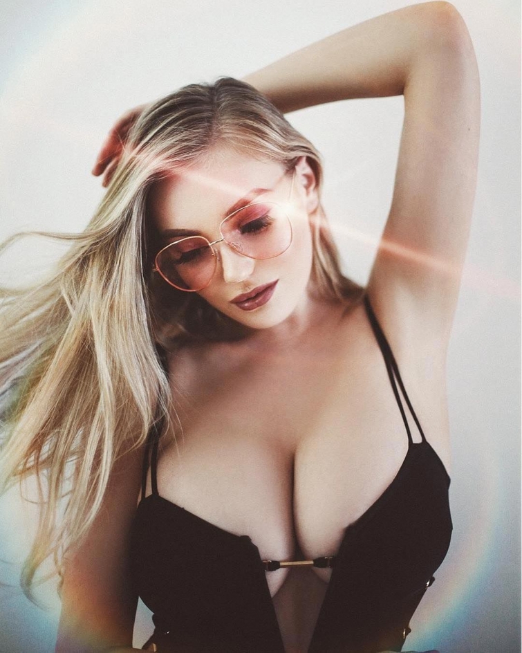 Чувственные фотографии красивых женщин на грани творчества и сексуальности