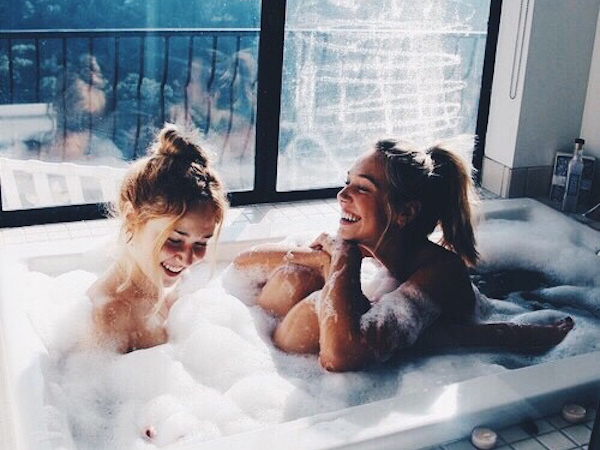 Девушки в ванной