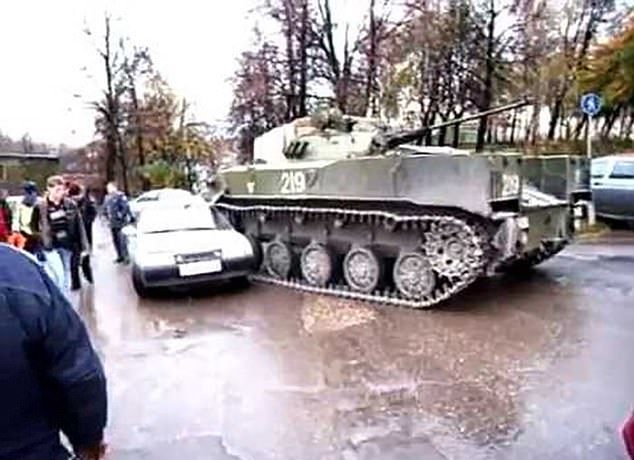 Некоторым танкистам не помешают дополнительные уроки вождения