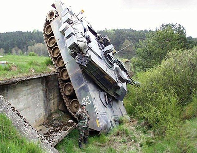 Некоторым танкистам не помешают дополнительные уроки вождения