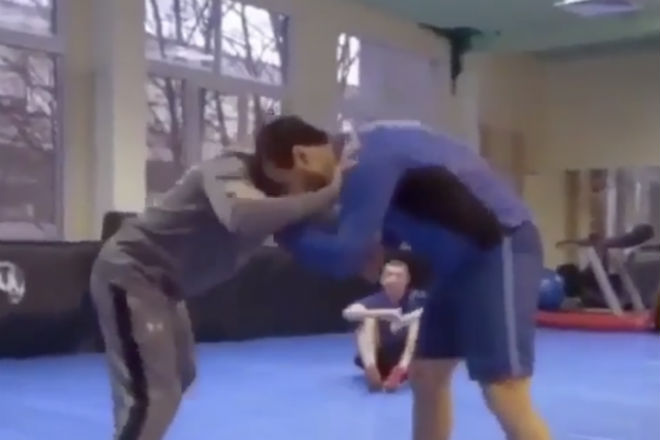 Тренер-пенсионер быстро расправляется с молодыми борцами