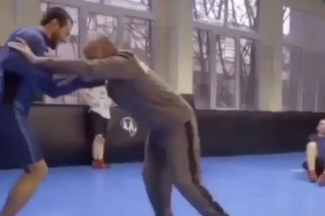 Тренер-пенсионер быстро расправляется с молодыми борцами