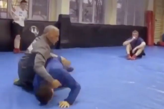 Тренер-пенсионер быстро расправляется с молодыми борцами