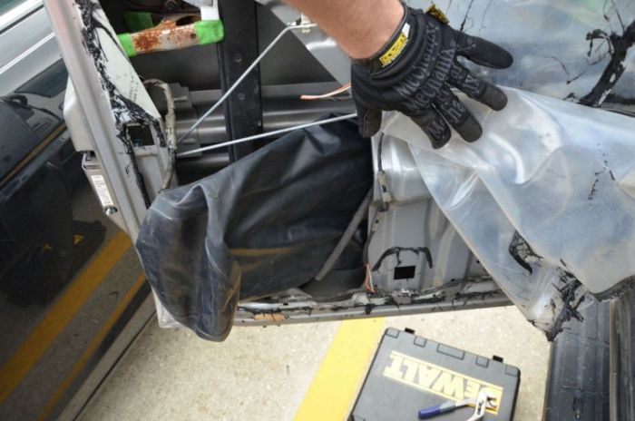 Сюрприз внутри двери автомобиля