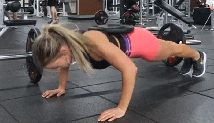 Спортивные девушки выполняют упражнения