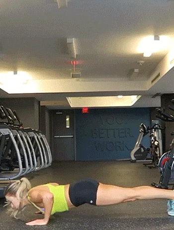 Спортивные девушки выполняют упражнения