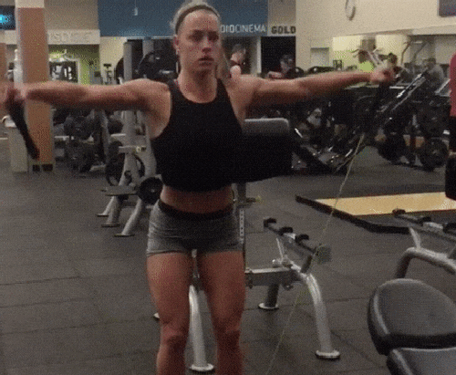 Спортивные девушки выполняют упражнения