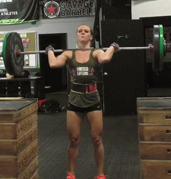 Спортивные девушки выполняют упражнения