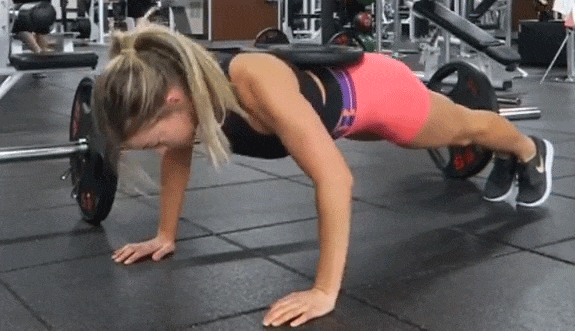 Спортивные девушки выполняют упражнения