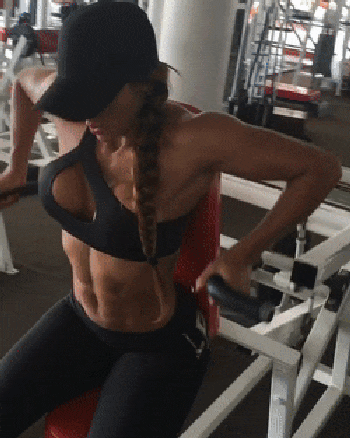 Спортивные девушки выполняют упражнения