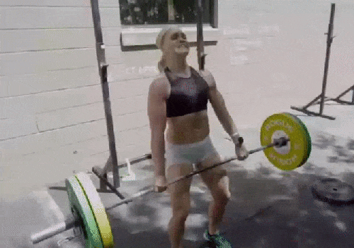 Спортивные девушки выполняют упражнения