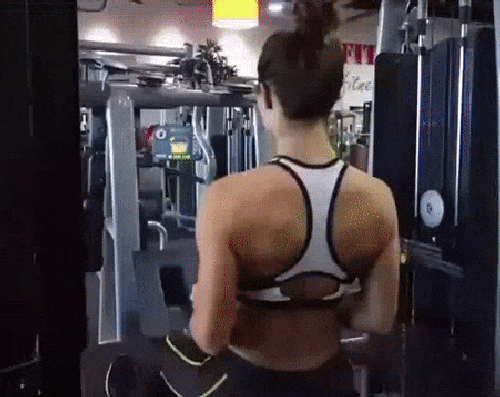 Спортивные девушки выполняют упражнения