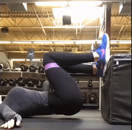 Спортивные девушки выполняют упражнения