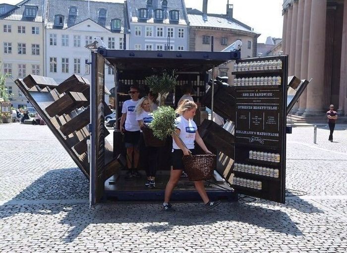 Загадочный контейнер посреди людного места