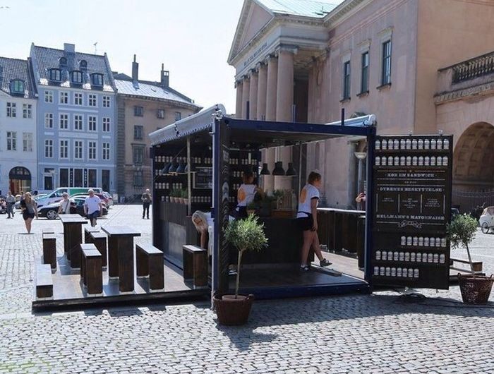 Загадочный контейнер посреди людного места