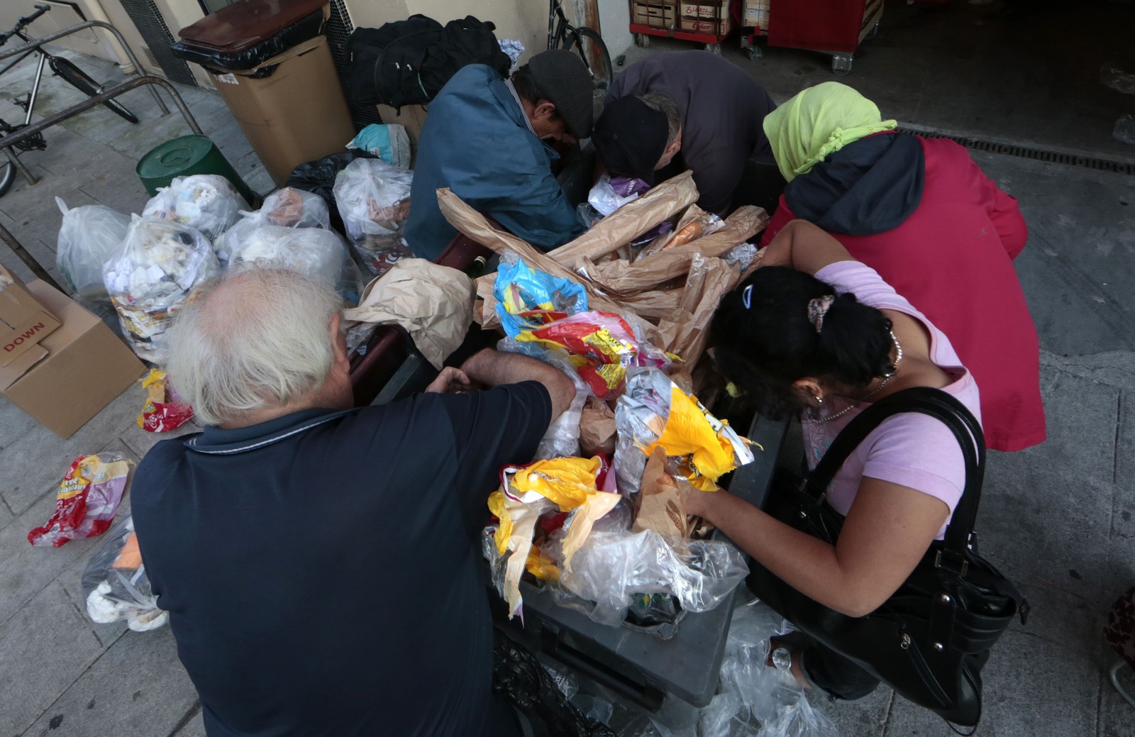 Француз питается отходами с мусорки