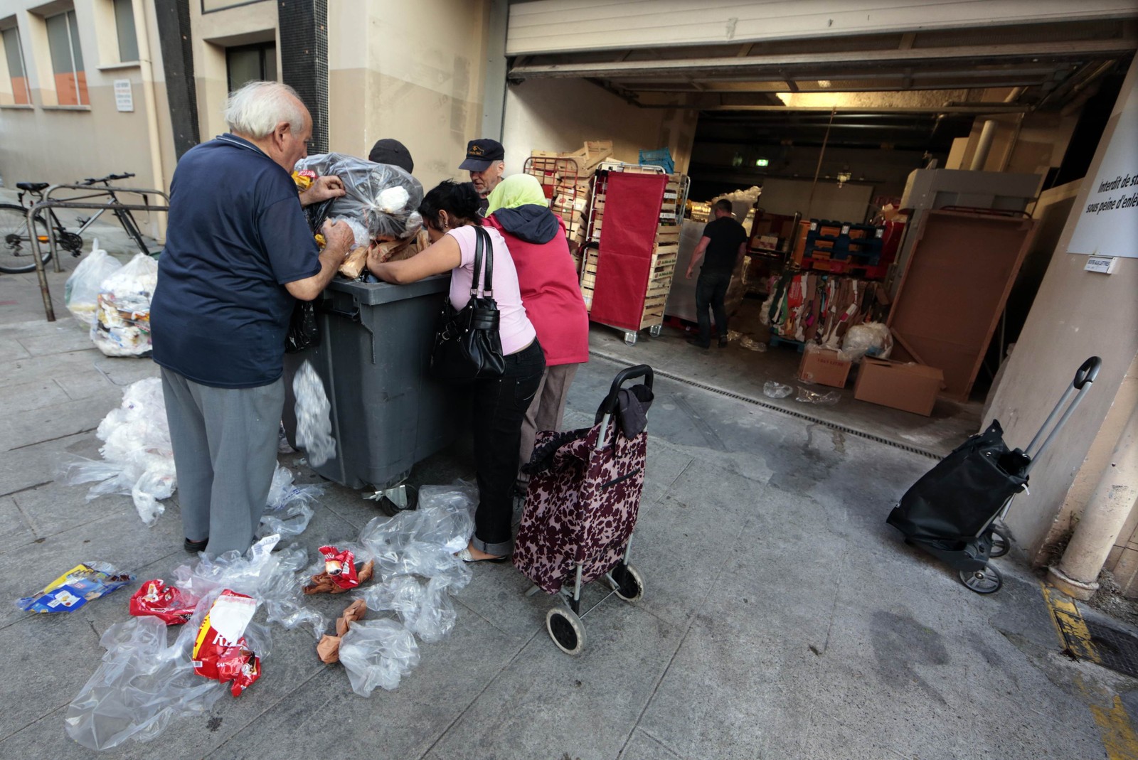 Француз питается отходами с мусорки