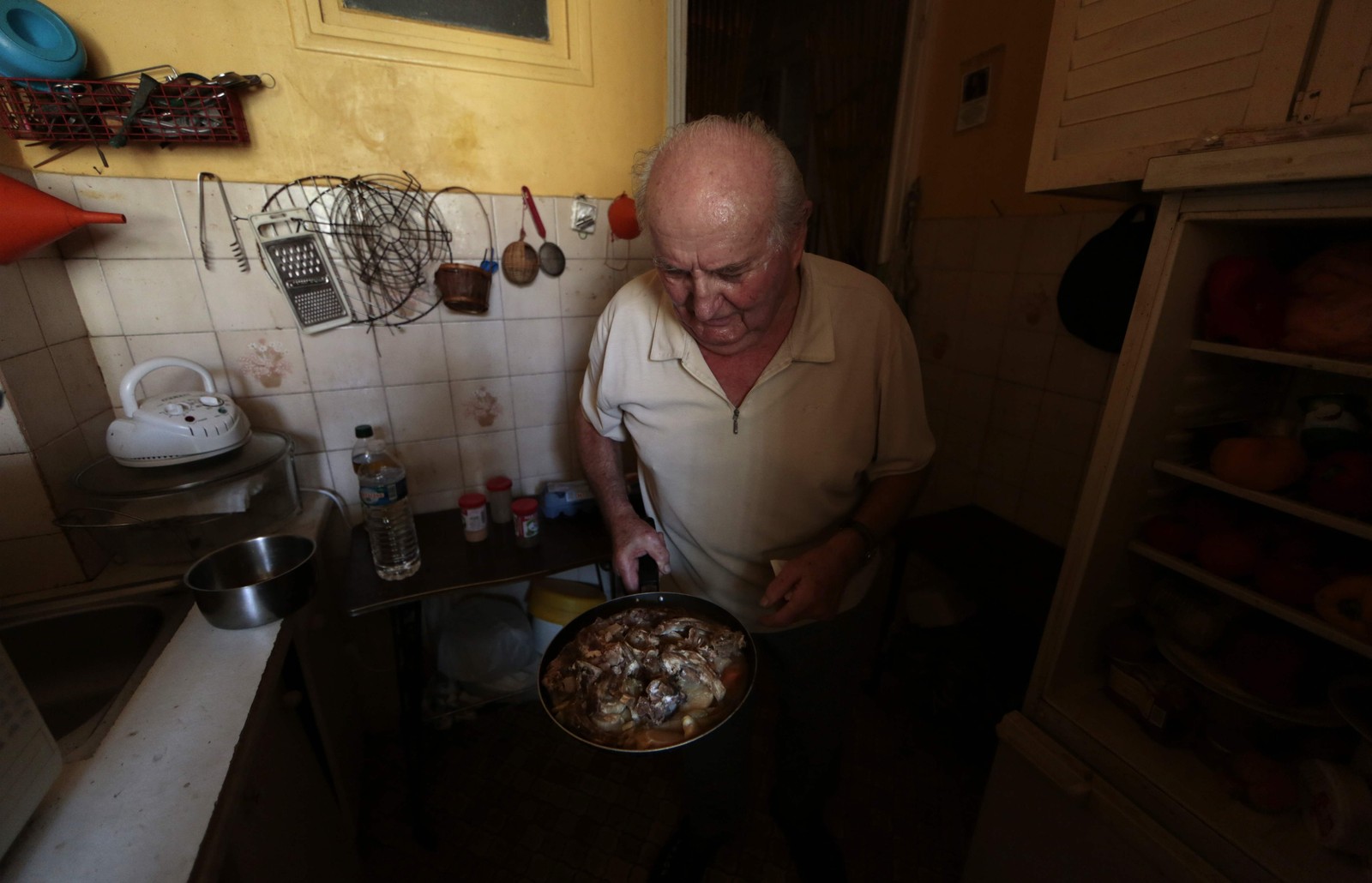 Француз питается отходами с мусорки