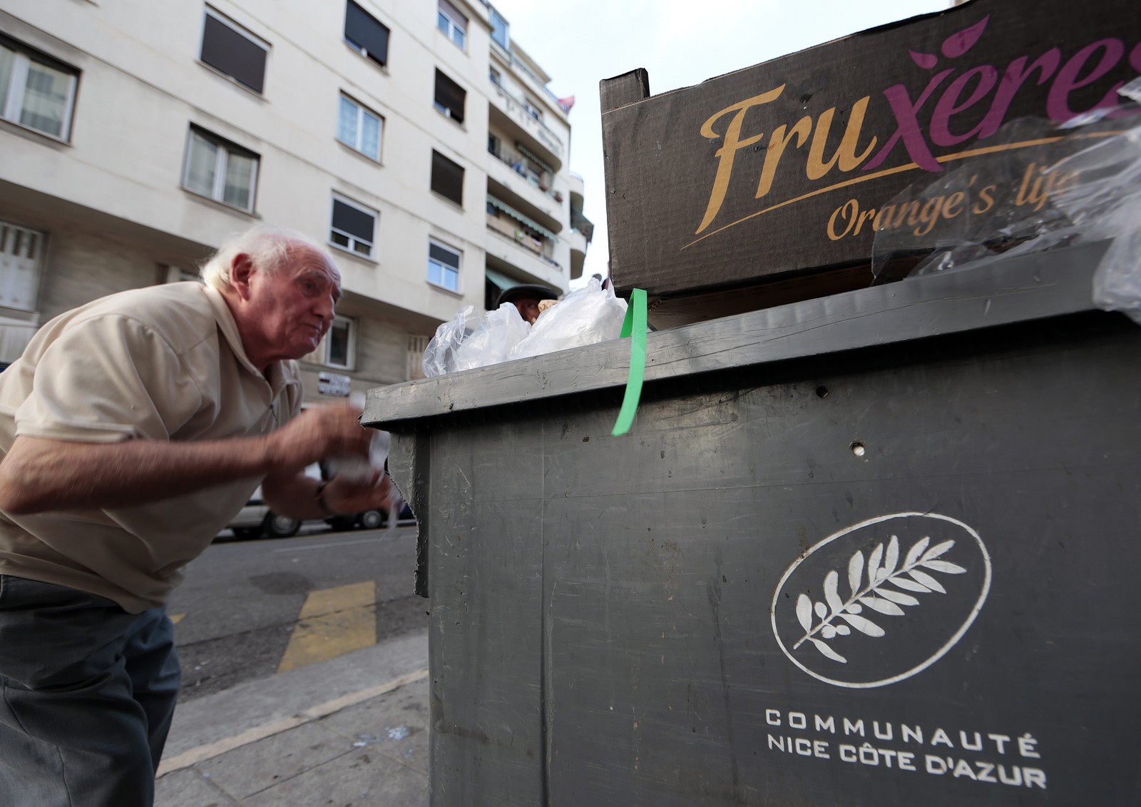 Француз питается отходами с мусорки