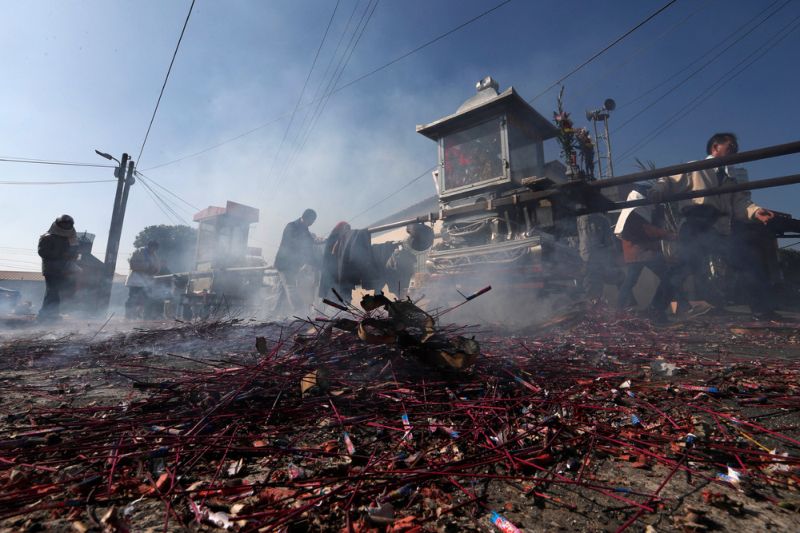 Яркий и опасный фестиваль фейерверков в Тайване
