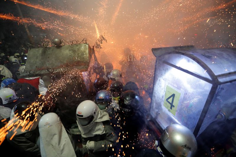 Яркий и опасный фестиваль фейерверков в Тайване