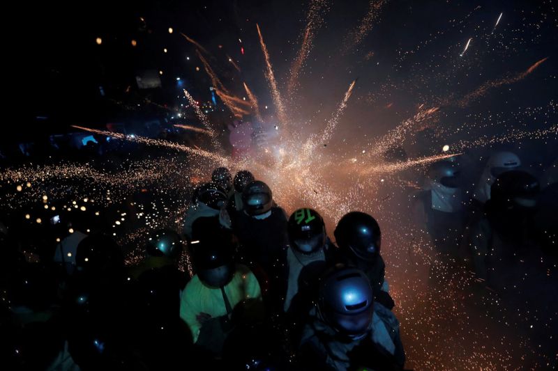 Яркий и опасный фестиваль фейерверков в Тайване