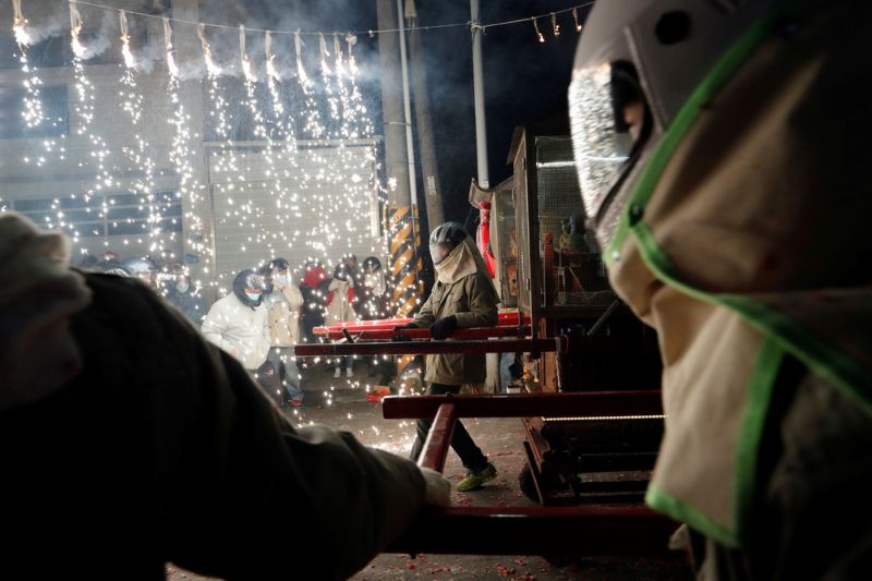 Яркий и опасный фестиваль фейерверков в Тайване