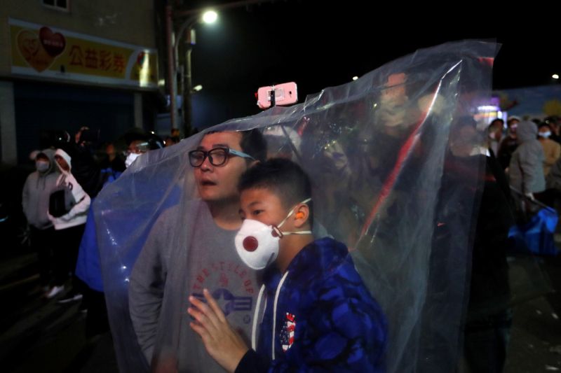 Яркий и опасный фестиваль фейерверков в Тайване