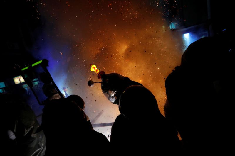 Яркий и опасный фестиваль фейерверков в Тайване