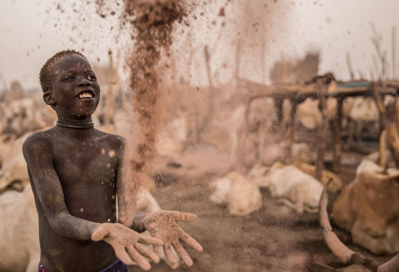Племя Динка: они берут имена быков и моют головы коровьей мочой