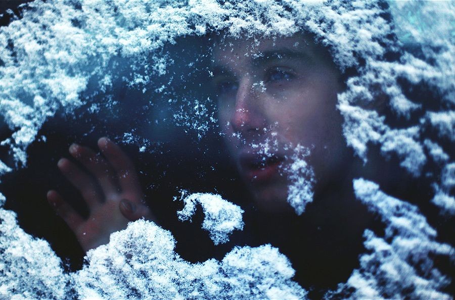 Драматичные автопортреты 19-летнего романтика