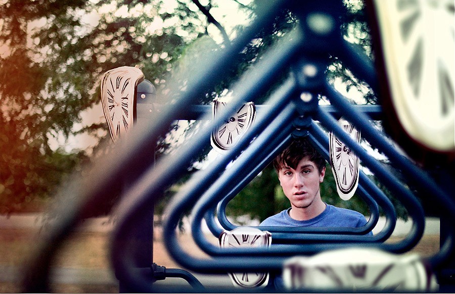 Драматичные автопортреты 19-летнего романтика