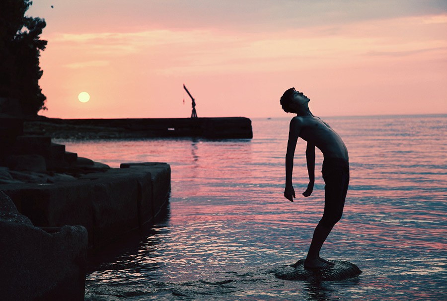 Драматичные автопортреты 19-летнего романтика