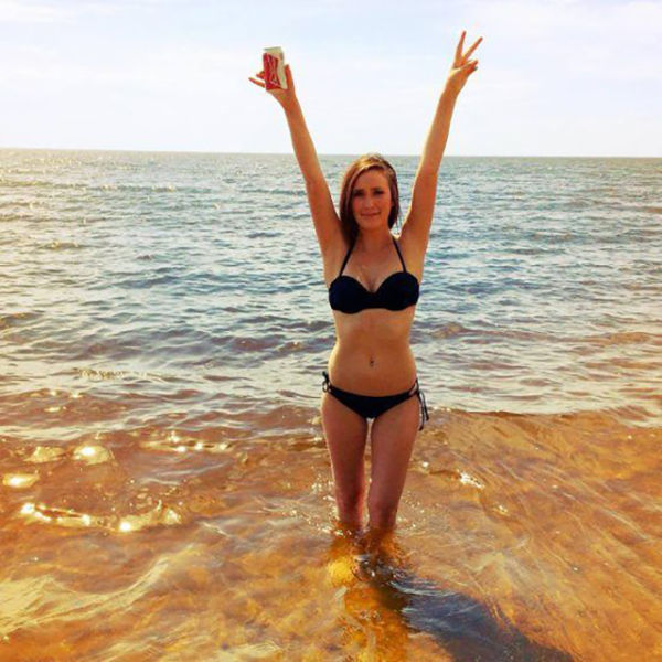 Девушки в откровенных купальниках