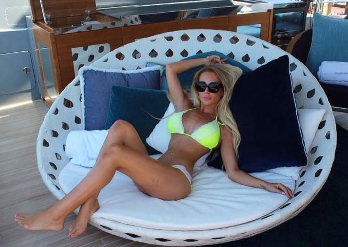 Девушки в откровенных купальниках