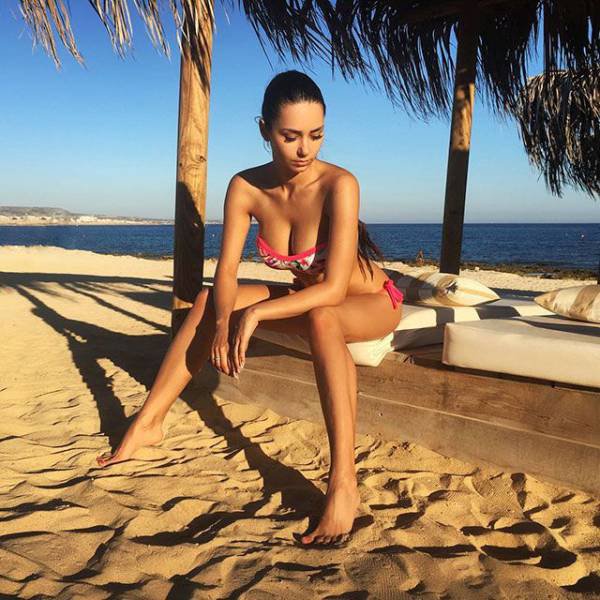 Девушки в откровенных купальниках