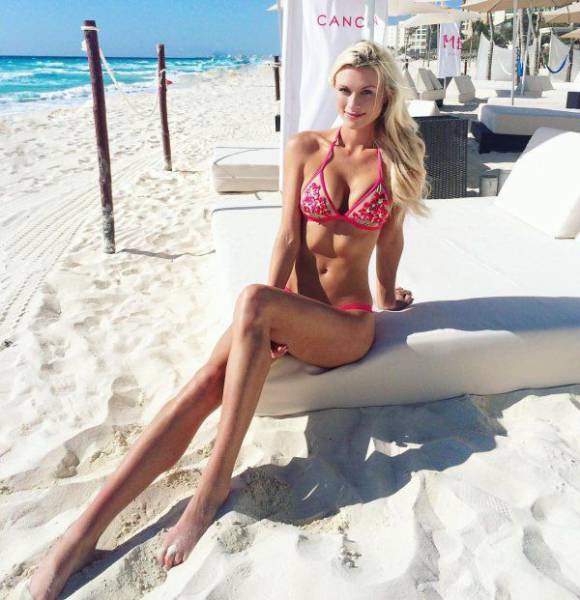 Девушки в откровенных купальниках