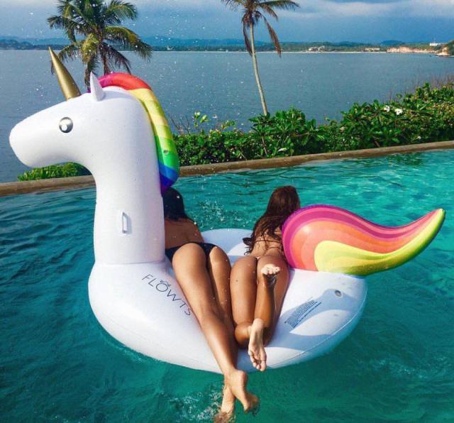 Девушки в откровенных купальниках