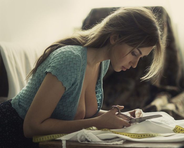 Очаровательные девушки занимаются своими домашними делами. НЮ