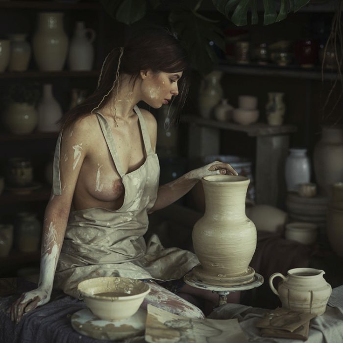 Очаровательные девушки занимаются своими домашними делами. НЮ