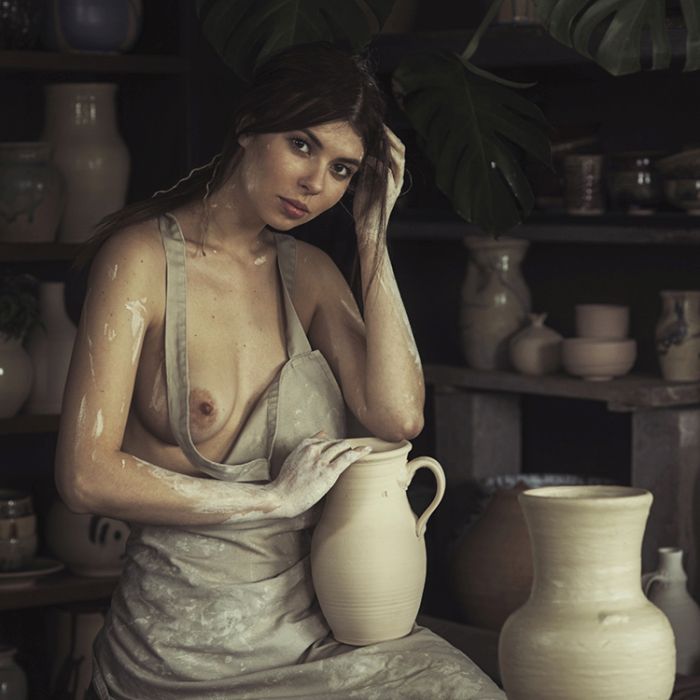 Очаровательные девушки занимаются своими домашними делами. НЮ