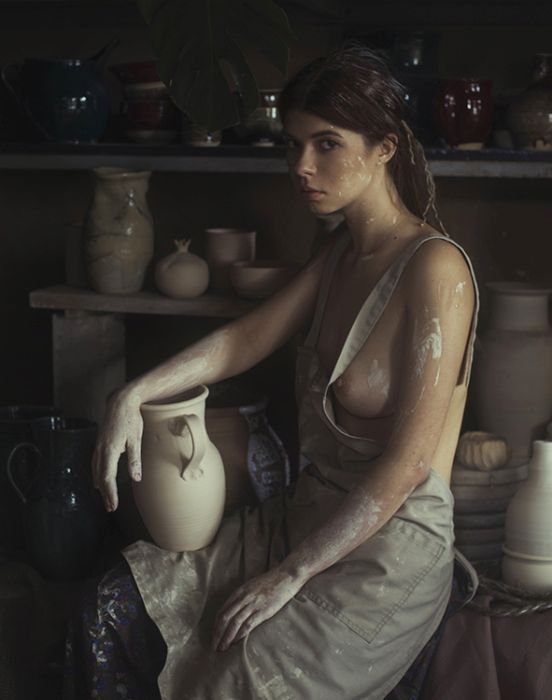 Очаровательные девушки занимаются своими домашними делами. НЮ