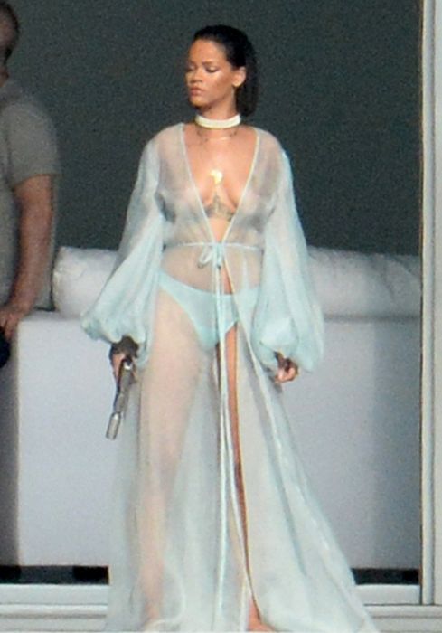 Обнаженная Рианна на съемках клипа Needed Me. НЮ